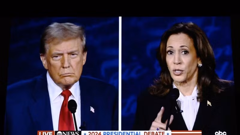 Ứng viên tranh cử Tổng thống Mỹ của đảng Cộng hòa, cựu Tổng thống Donald Trump (trái) và ứng viên của đảng Dân chủ, Phó Tổng thống Kamala Harris. (Ảnh: THX/TTXVN)