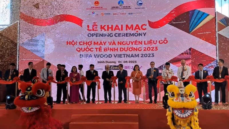 Nghi thức khai mạc hội chợ.
