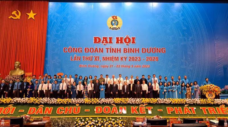 Các đại biểu chụp hình lưu niệm.