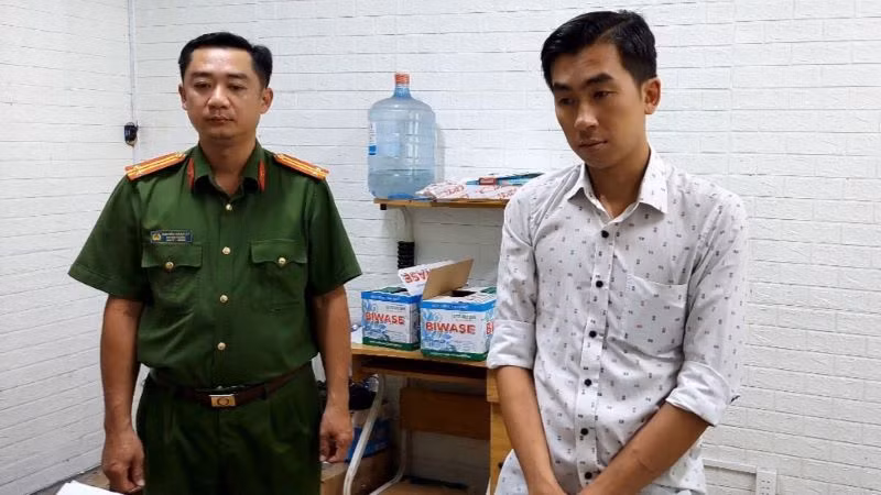 Tôn Lâm Sỹ bị khởi tố, bắt tạm giam để điều tra về hành vi "Lừa đảo chiếm đoạt tài sản". Tôn Lâm Sỹ bị khởi tố, bắt tạm giam để điều tra về hành vi "Lừa đảo chiếm đoạt tài sản".