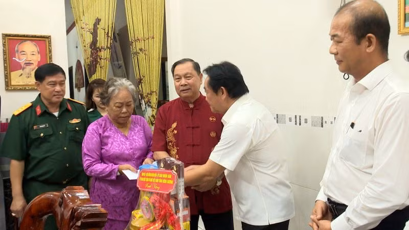 Phó Bí thư Thường trực Tỉnh ủy Bình Dương Nguyễn Hoàng Thao (thứ 2 từ phải sang) thăm hỏi và trao tặng quà cho thân nhân thờ cúng Mẹ Việt Nam Anh hùng và thờ cúng liệt sĩ.