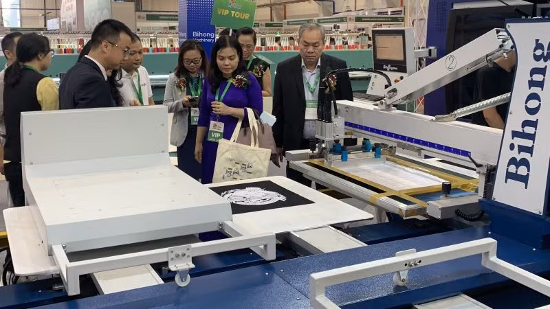 Các đại biểu tham quan các gian hàng trưng bày tại triển lãm. Các đại biểu tham quan các gian hàng trưng bày tại triển lãm.