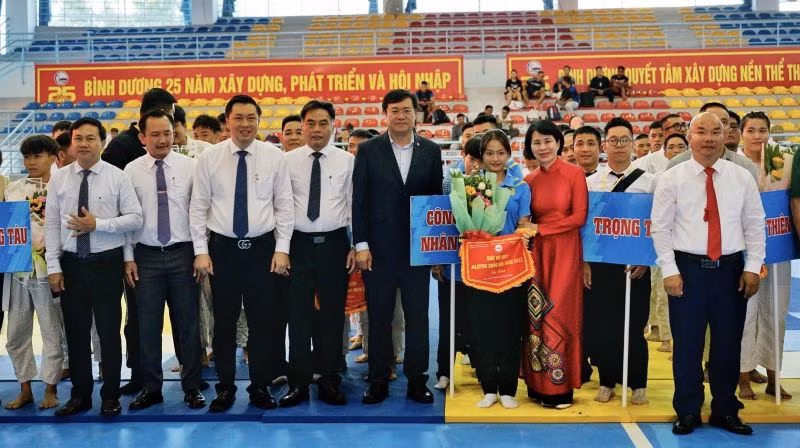 Các đại biểu chụp hình lưu niệm với các đoàn tham dự giải.