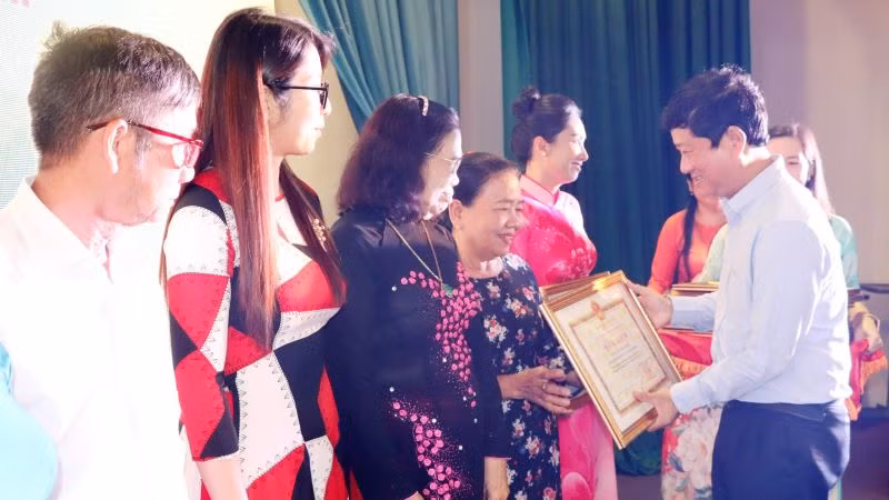 Phó Bí thư Tỉnh ủy, Chủ tịch Ủy ban nhân dân tỉnh Bình Dương Võ Văn Minh trao tặng Bằng khen cho các cá nhân. Phó Bí thư Tỉnh ủy, Chủ tịch Ủy ban nhân dân tỉnh Bình Dương Võ Văn Minh trao tặng Bằng khen cho các cá nhân.