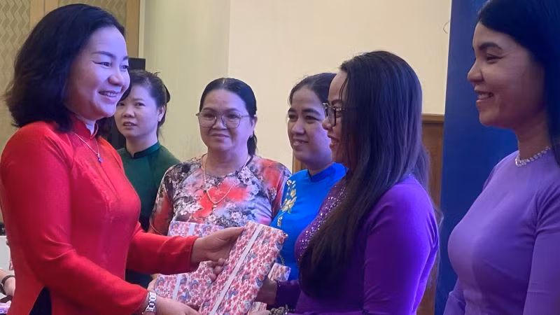 Trưởng Ban Tuyên giáo Tỉnh ủy Bình Dương Trương Thị Bích Hạnh trao tặng quà cho các cá nhân, tập thể có thành tích xuất sắc thực hiện cuộc vận động “Đẩy mạnh học tập và làm theo tư tưởng, đạo đức, phong cách Hồ Chí Minh”.