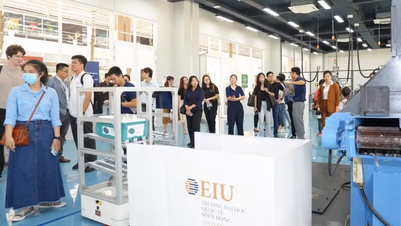 Một góc Trung tâm Khởi nghiệp và Sản xuất tiên tiến thuộc Trung tâm Đổi mới sáng tạo Việt Nam-Singapore tại Bình Dương. Một góc Trung tâm Khởi nghiệp và Sản xuất tiên tiến thuộc Trung tâm Đổi mới sáng tạo Việt Nam-Singapore tại Bình Dương.