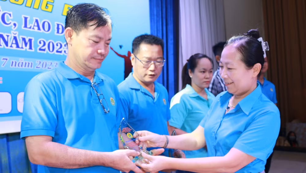 Phó Chủ tịch Liên đoàn Lao động tỉnh Bình Dương Ong Thụy Hoàng Mai trao biểu trưng lưu niệm cho đại diện các đơn vị tham dự giải. Phó Chủ tịch Liên đoàn Lao động tỉnh Bình Dương Ong Thụy Hoàng Mai trao biểu trưng lưu niệm cho đại diện các đơn vị tham dự giải.