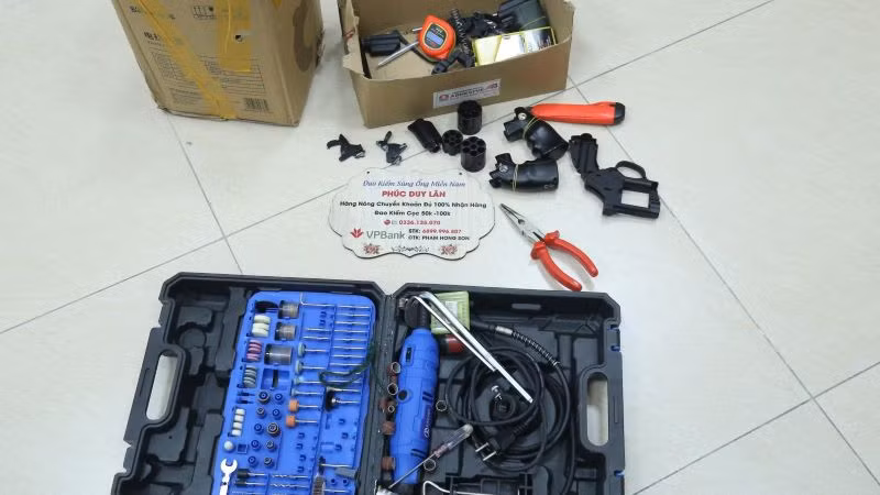 Nhiều bộ phận, thiết bị, công cụ mà các đối tượng dùng để chế tạo súng. Nhiều bộ phận, thiết bị, công cụ mà các đối tượng dùng để chế tạo súng.