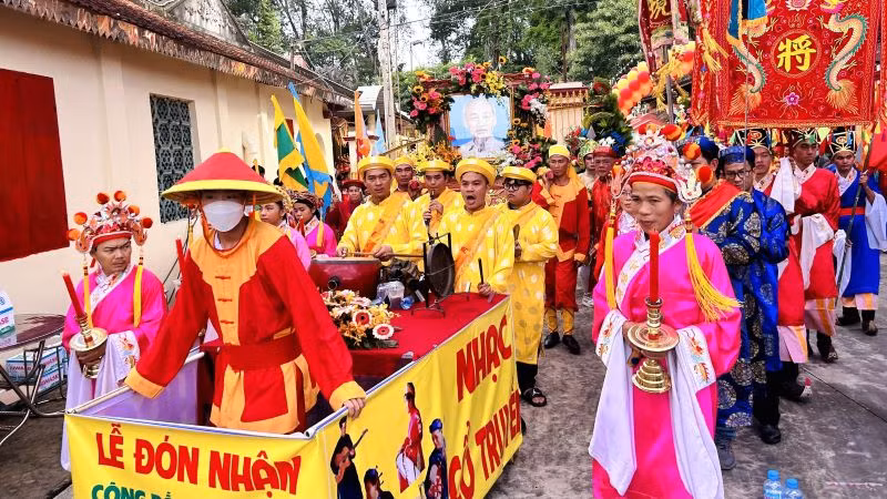Tái hiện nghi thức Nghinh sắc thần của “Lễ hội Kỳ yên Đình Dĩ An”.