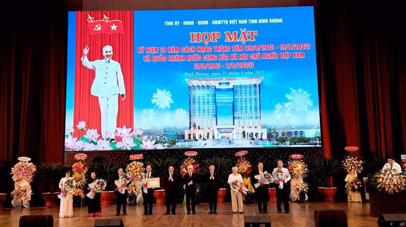 Trao Huy hiệu Đảng cho đảng viên.
