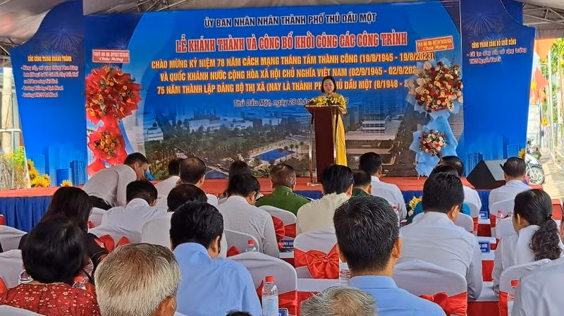 Chủ tịch Ủy ban nhân dân thành phố Thủ Dầu Một Nguyễn Thu Cúc phát biểu ý kiến tại buổi lễ. Chủ tịch Ủy ban nhân dân thành phố Thủ Dầu Một Nguyễn Thu Cúc phát biểu ý kiến tại buổi lễ.