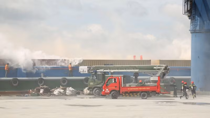 Tình huống giả định là sà-lan cập cảng bốc dỡ container thì phát sinh cháy...