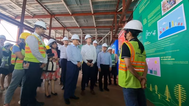 Phó Thủ tướng Lê Minh Khái và các đại biểu tham quan nhà máy LEGO đang xây dựng.