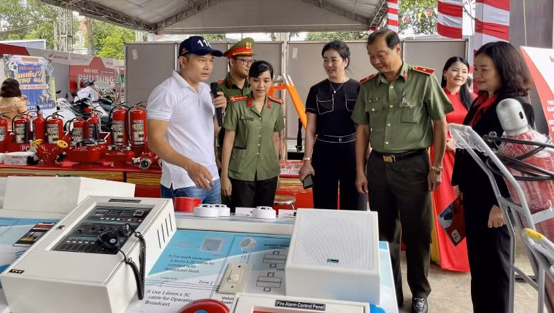 Các đại biểu tham quan khu vực trưng bày các kỹ năng, thiết bị phòng, chống cháy nổ. Các đại biểu tham quan khu vực trưng bày các kỹ năng, thiết bị phòng, chống cháy nổ.