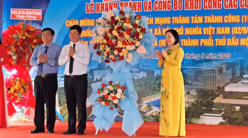 Lãnh đạo tỉnh Bình Dương trao tặng hoa chúc mừng lễ khánh thành và khởi công các công trình. Lãnh đạo tỉnh Bình Dương trao tặng hoa chúc mừng lễ khánh thành và khởi công các công trình.