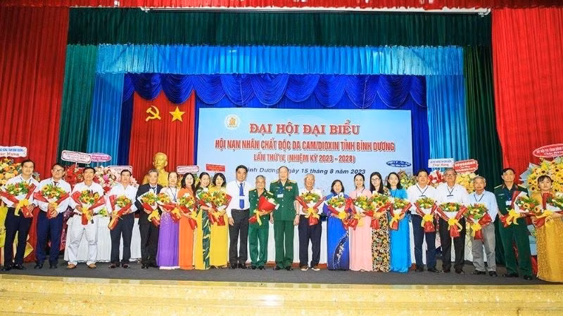 Lãnh đạo Trung ương Hội và là lãnh đạo tỉnh Bình Dương trao tặng hoa chúc mừng Ban Chấp Hội Nạn nhân chất độc da cam/dioxin tỉnh Bình Dương nhiệm kỳ mới.