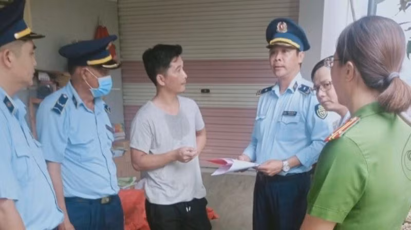 Công bố quyết định kiểm tra của lực lượng phối hợp. (Ảnh: Cục Quản lý thị trường Bình Dương)