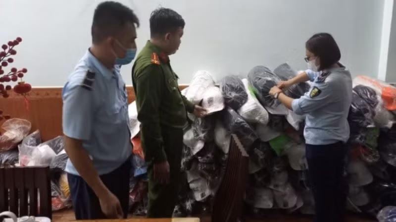Kiểm tra điểm kinh doanh mũ vải thời trang nghi vấn giả mạo các nhãn hiệu. (Ảnh: Cục Quản lý thị trường tỉnh Bình Dương)