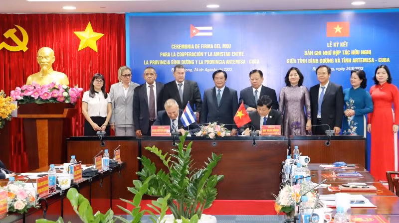 Lãnh đạo Ủy ban nhân dân tỉnh Bình Dương và lãnh đạo Chính quyền tỉnh Artemisa ký kết bản ghi nhớ. Lãnh đạo Ủy ban nhân dân tỉnh Bình Dương và lãnh đạo Chính quyền tỉnh Artemisa ký kết bản ghi nhớ.