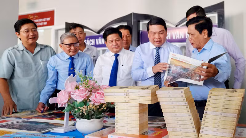 Đại biểu xem các ấn phẩm Xuân, phụ trương của Báo Nhân Dân được trưng bày tại Hội báo Xuân Ất Tỵ tỉnh Kiên Giang năm 2025. 