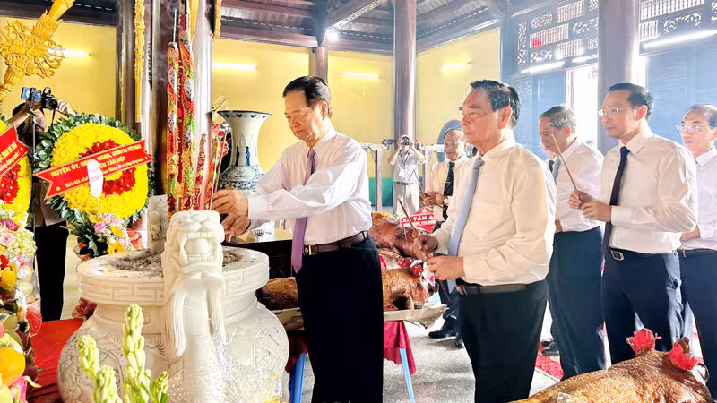 Nguyên Thủ tướng Chính phủ Nguyễn Tấn Dũng; Đại tướng Lê Hồng Anh, nguyên Thường trực Ban Bí thư, cùng các đồng chí nguyên lãnh đạo các ban, bộ, ngành Trung ương; lãnh đạo tỉnh Kiên Giang dâng hương tại Đền thờ Quốc tổ Hùng Vương. (Ảnh: PHƯƠNG VŨ).