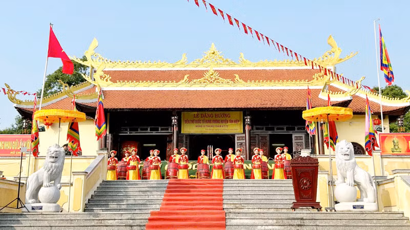 Đền thờ Quốc tổ Hùng Vương ở khu phố Đông Bình, thị trấn Tân Hiệp, huyện Tân Hiệp, tỉnh Kiên Giang. (Ảnh: PHƯƠNG VŨ) Đền thờ Quốc tổ Hùng Vương ở khu phố Đông Bình, thị trấn Tân Hiệp, huyện Tân Hiệp, tỉnh Kiên Giang. (Ảnh: PHƯƠNG VŨ)