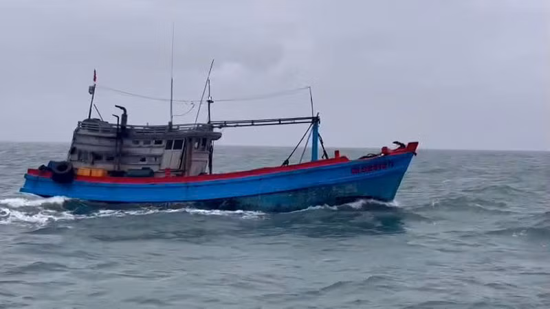 Tàu cá CM-92519 TS vận chuyển khoảng 30.000 lít dầu DO nhưng không có giấy tờ chứng minh nguồn gốc hợp pháp của hàng hóa. Tàu cá CM-92519 TS vận chuyển khoảng 30.000 lít dầu DO nhưng không có giấy tờ chứng minh nguồn gốc hợp pháp của hàng hóa.