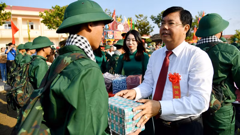 Ủy viên Trung ương Đảng, Bí thư Tỉnh ủy Kiên Giang Nguyễn Tiến Hải tặng quà, động viên thanh niên nhập ngũ. (Ảnh: PHƯƠNG VŨ)