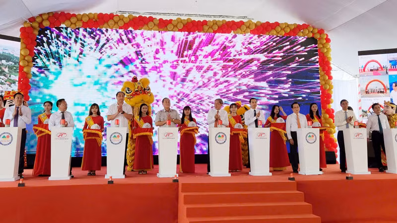 Đại biểu thực hiện nghi thức khởi công Dự án đầu tư xây dựng cầu Giải phóng 9. 