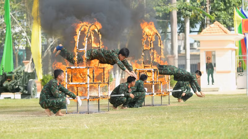 Đồng diễn võ quân sự. (Ảnh: PHƯƠNG VŨ) Đồng diễn võ quân sự. (Ảnh: PHƯƠNG VŨ)