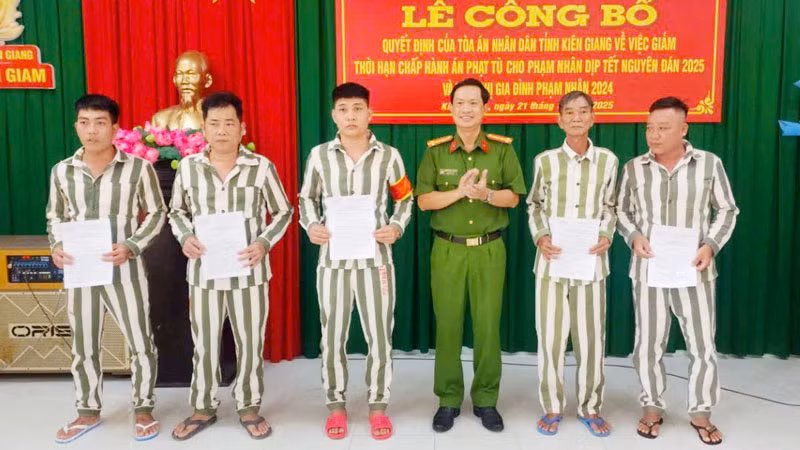 Lãnh đạo Công an tỉnh Kiên Giang trao Quyết định cho các phạm nhân được giảm án nhân dịp Tết.