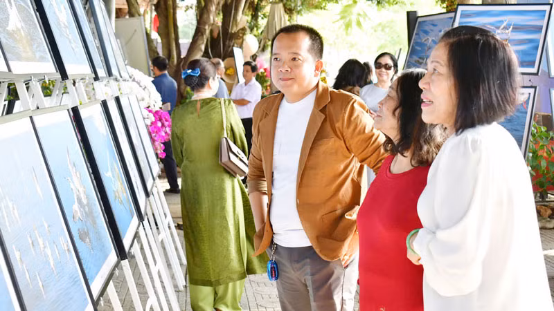 Người dân xem triển lãm ảnh.