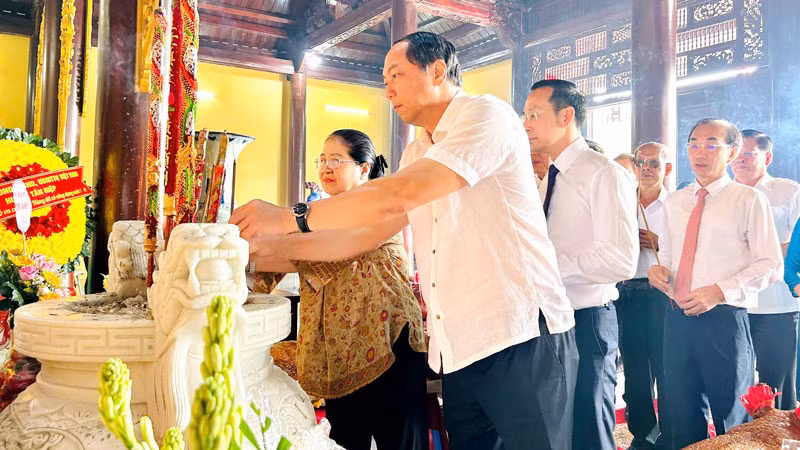Lãnh đạo, nguyên lãnh đạo tỉnh Kiên Giang dâng hương tại Đền thờ Quốc tổ Hùng Vương. (Ảnh: PHƯƠNG VŨ). Lãnh đạo, nguyên lãnh đạo tỉnh Kiên Giang dâng hương tại Đền thờ Quốc tổ Hùng Vương. (Ảnh: PHƯƠNG VŨ).