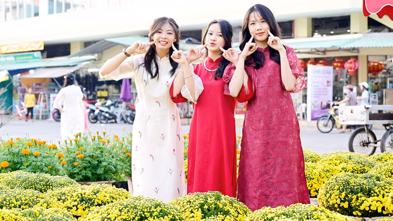 Khách du lịch tham quan, chụp ảnh tại thành phố Rạch Giá. Khách du lịch tham quan, chụp ảnh tại thành phố Rạch Giá.
