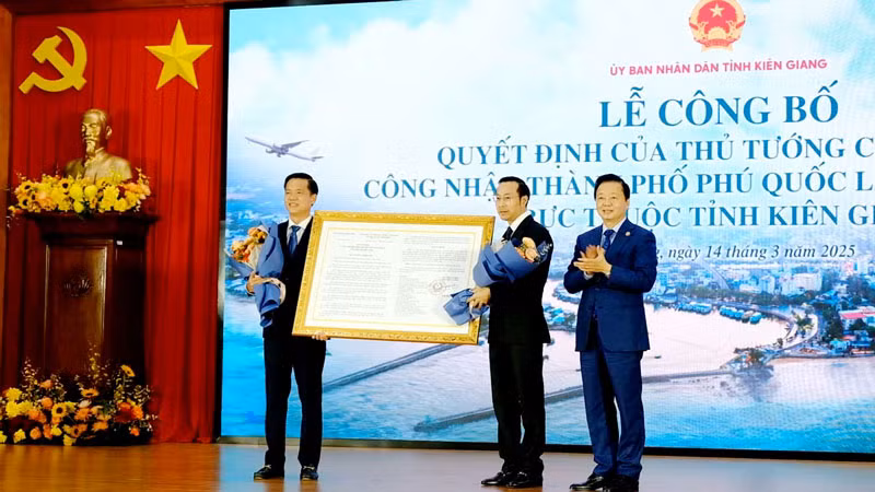 Phó Thủ tướng Chính phủ Trần Hồng Hà trao Quyết định của Thủ tướng Chính phủ về việc công nhận thành phố Phú Quốc là đô thị loại I cho lãnh đạo thành phố Phú Quốc và tỉnh Kiên Giang.
