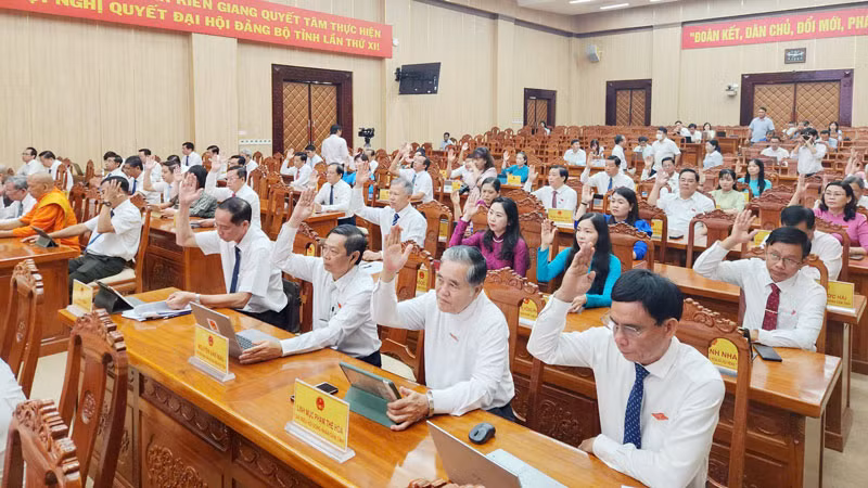 Đại biểu Hội đồng nhân dân tỉnh Kiên Giang biểu quyết thông qua các nghị quyết thống nhất chủ trương hợp nhất tỉnh An Giang và tỉnh Kiên Giang.