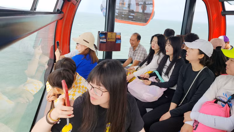 Khách du lịch trải nghiệm cáp treo Hòn Thơm, thành phố Phú Quốc.