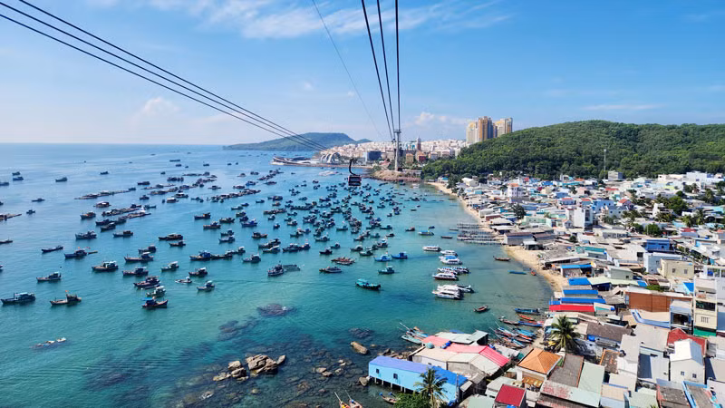 Cáp treo Hòn Thơm, thành phố Phú Quốc. Cáp treo Hòn Thơm, thành phố Phú Quốc.