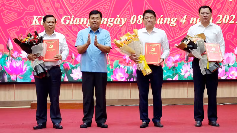 Ủy viên Trung ương Đảng, Bí thư Tỉnh ủy Kiên Giang Nguyễn Tiến Hải (thứ hai, từ trái qua) trao các quyết định của Ban Bí thư về công tác cán bộ. (Ảnh: QUỐC TRINH).