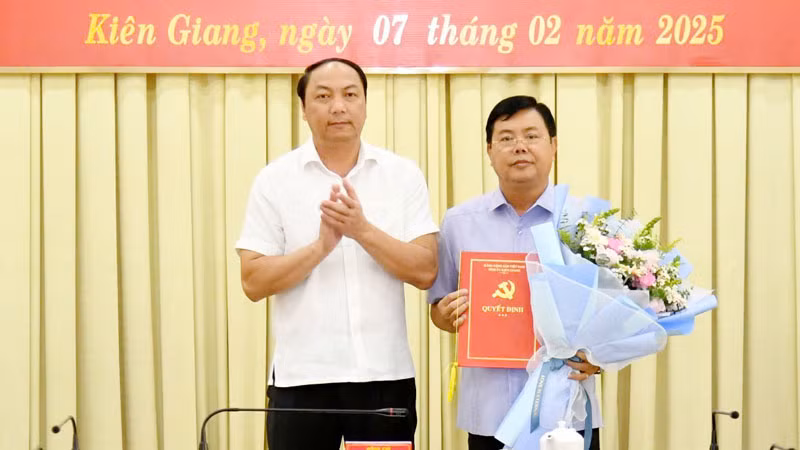 Phó Bí thư Thường trực Tỉnh ủy, Chủ tịch Hội đồng nhân dân tỉnh Kiên Giang Lâm Minh Thành trao quyết định của Ban Thường vụ Tỉnh ủy Kiên Giang cho đồng chí Nguyễn Tiến Hải. (Ảnh: PHƯƠNG VŨ)