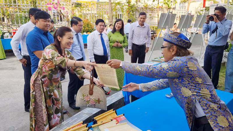 Đại biểu trải nghiệm thư pháp.