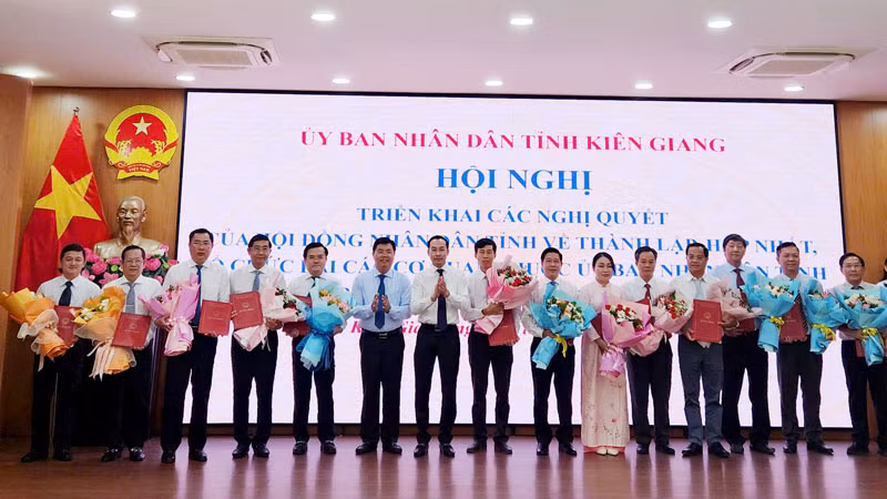 Lãnh đạo tỉnh Kiên Giang trao các quyết định về thành lập, hợp nhất, tổ chức lại các cơ quan thuộc Ủy ban nhân dân tỉnh và công bố các quyết định về công tác cán bộ.
