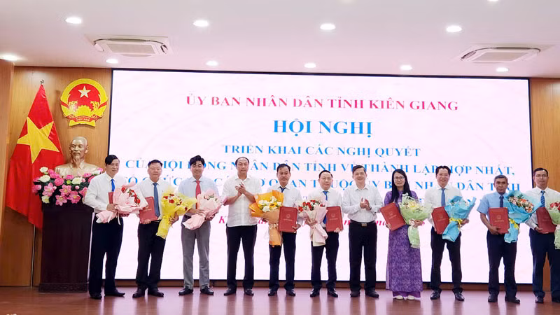 Lãnh đạo Tỉnh ủy, Ủy ban nhân dân tỉnh trao các quyết định cho lãnh đạo các sở, ngành thuộc Ủy ban nhân dân tỉnh Kiên Giang.
