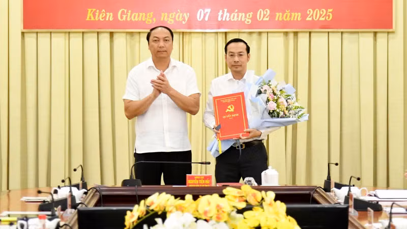 Phó Bí thư Thường trực Tỉnh ủy, Chủ tịch Hội đồng nhân dân tỉnh Kiên Giang Lâm Minh Thành trao quyết định của Ban Thường vụ Tỉnh ủy Kiên Giang cho đồng chí Nguyễn Thanh Nhàn. (Ảnh: PHƯƠNG VŨ)