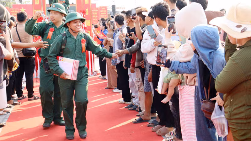 Thanh niên tỉnh Kiên Giang lên đường nhập ngũ, sáng 13/2. (Ảnh: PHƯƠNG VŨ).