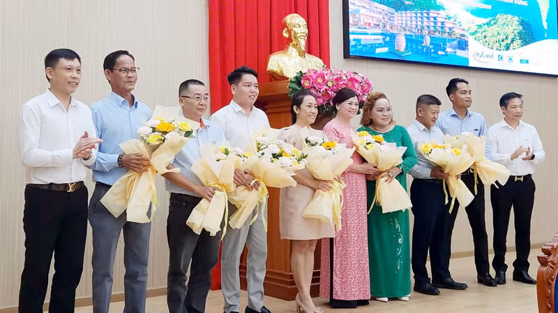 PGS, TS Nguyễn Thành Lợi (bìa trái) trao hoa cảm ơn các đơn vị tài trợ hội thảo.