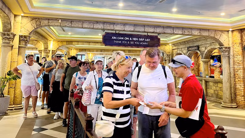 Khách quốc tế làm thủ tục trải nghiệm cáp treo Hòn Thơm. Khách quốc tế làm thủ tục trải nghiệm cáp treo Hòn Thơm.