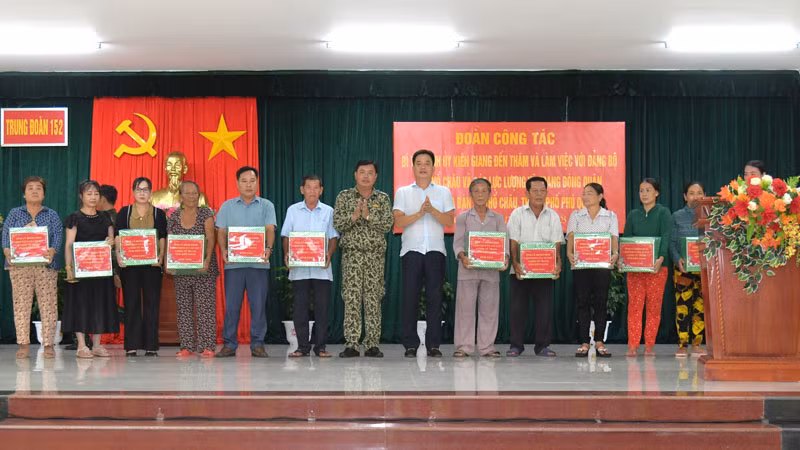 Bí thư Tỉnh ủy Kiên Giang Nguyễn Tiến Hải và lãnh đạo thành phố Phú Quốc tặng quà gia đình người có công với cách mạng, hộ nghèo, cận nghèo trên địa bàn xã Thổ Châu. (Ảnh: PHƯƠNG VŨ)