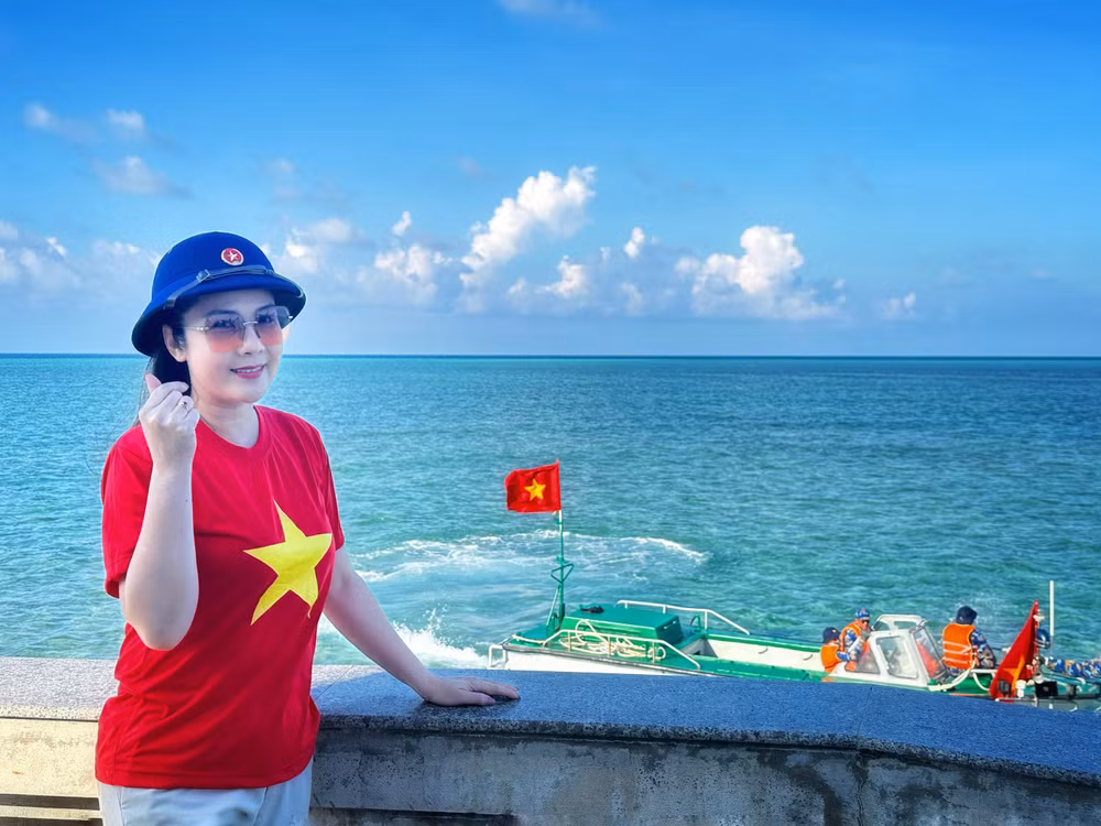 NSND Diệu Hương trong một chuyến đi biểu diễn tại Trường Sa