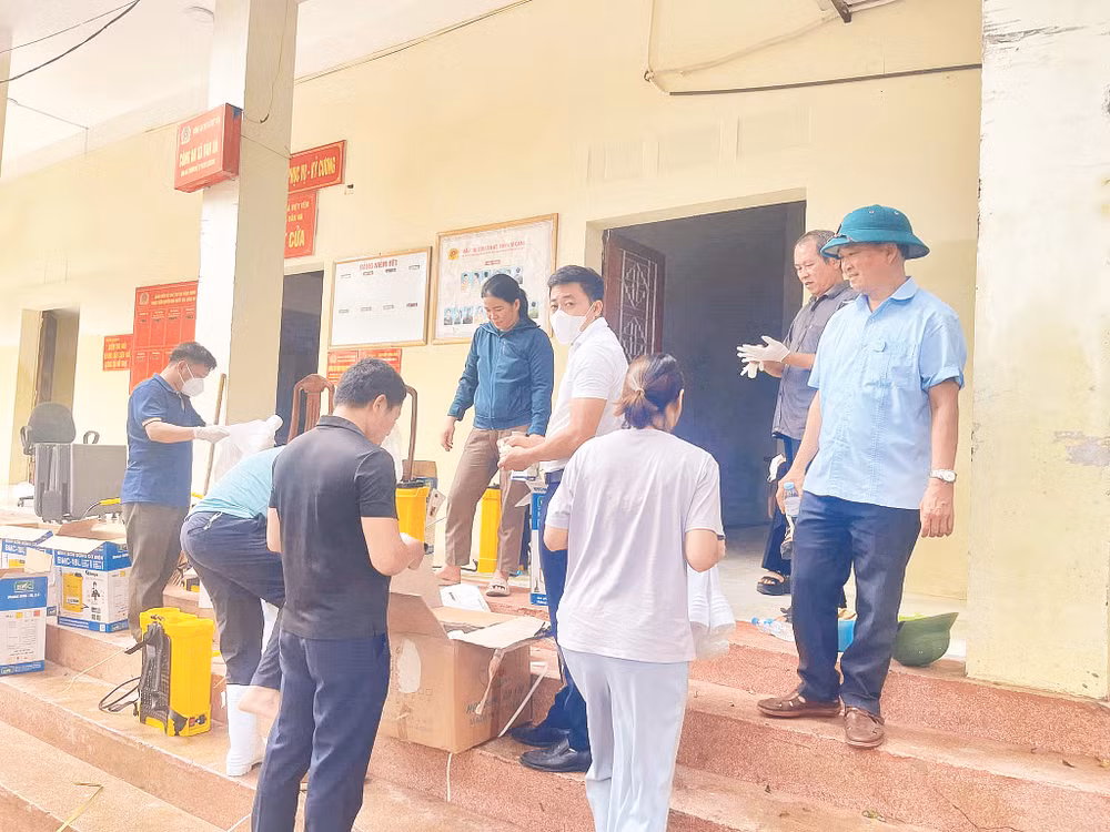 Phòng Y tế huyện Việt Yên (Bắc Giang) hỗ trợ các xã thuốc phun diệt muỗi. Ảnh | CDC Bắc Giang Phòng Y tế huyện Việt Yên (Bắc Giang) hỗ trợ các xã thuốc phun diệt muỗi. Ảnh | CDC Bắc Giang
